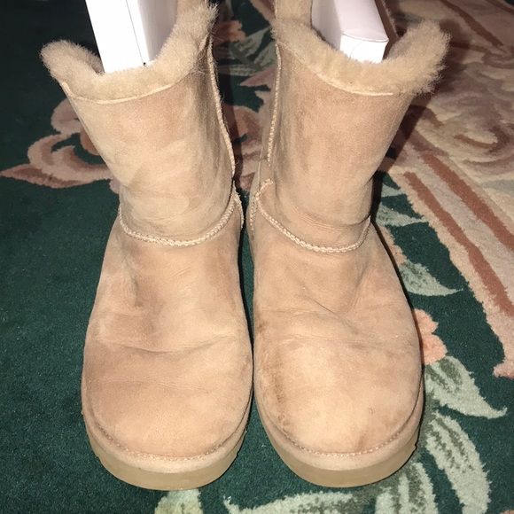 light pink uggs w bailey button! short uggs! - Picture 3 of 5